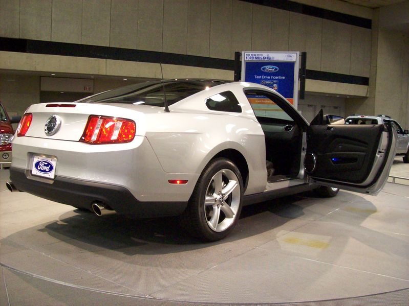 http://img40.xooimage.com/files/1/7/a/2010_ford_mustang...009_1029-1035121.jpg